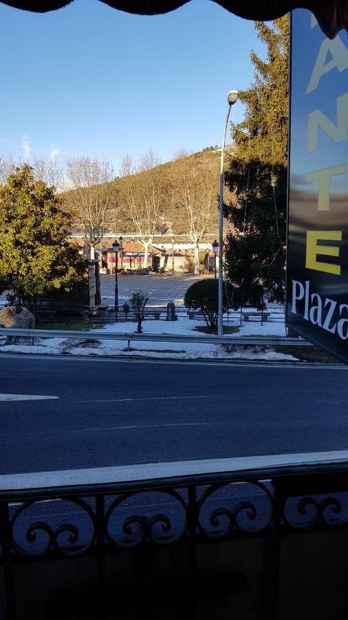 Hostal Plaza El Espinar Kültér fotó